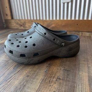 Crocs Womens Classic Platform Sparkly Grey Synthetic Clogs Size 10